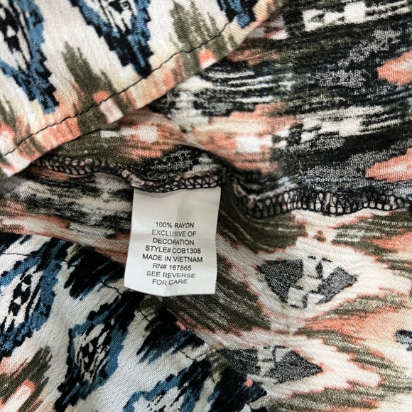 NY Collection Black and White Graphic Blouse with Mandarin Collar - Picture 5 of 6